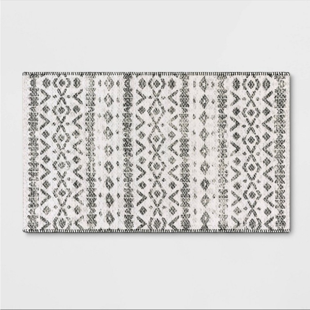 NWT 2'3"x3'9" Washable Luna Aztec Diamond Printed Accent Rug Black -‎ Threshold